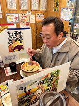 ボディケアのあとにラーメンを味わう、さまぁ～ず三村。(c)BS朝日