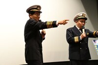 「フラッシュ禁止」のフリに乗ってきたカメラマンをイジるミキの2人。