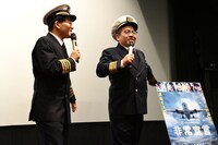 「飛行機が出てくる」とネタバレするミキ亜生（左）と、そんなものはネタバレでもなんでもないと述べるミキ昴生（右）。