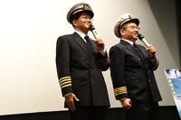 パイロットの格好をよく見てもらうミキ。