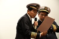 別の映画のセリフを言ってしまうミキ亜生（左）。