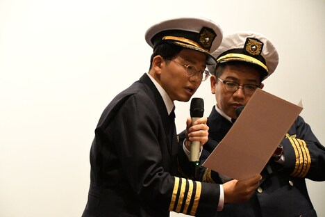 別の映画のセリフを言ってしまうミキ亜生（左）。