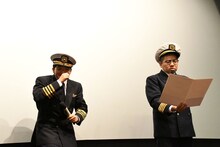 真面目に演技するミキ昴生（右）。