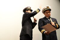 「おもんないねん」とツッコまれてしまうミキ昴生（右）。