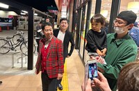 カメラを向けられるウエストランド。