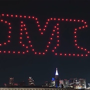 夜空に浮かぶ「M」の文字、100機のドローンだった