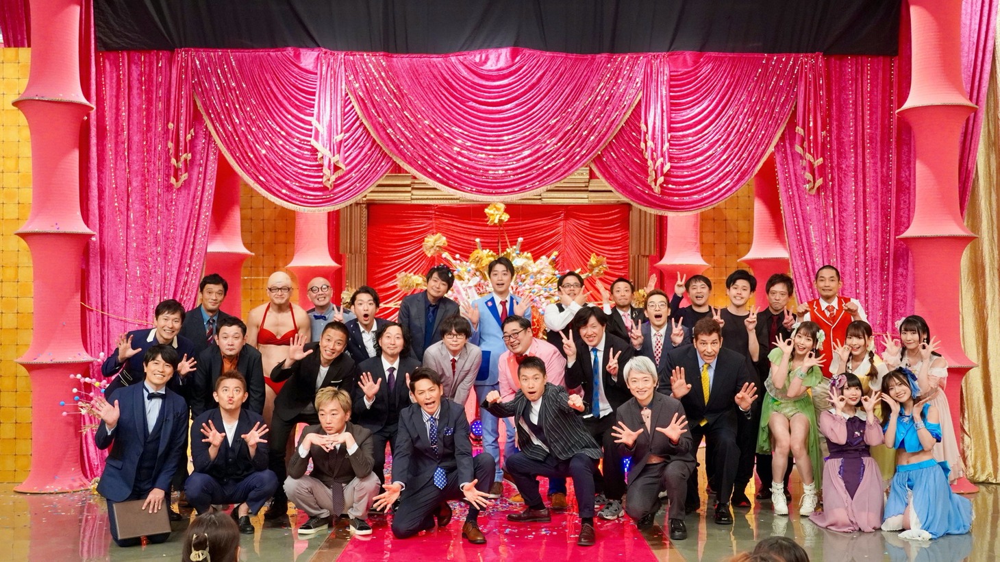 「お笑い成人式2023」の出演者。(c)BSフジ