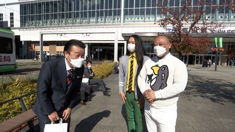 トム・ブラウンと案内役の高原兄（左）。(c)中京テレビ