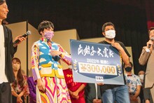 「出囃子大賞典」で優勝したスーパーニュウニュウ。