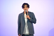 ライブの合間、歌で会場を盛り上げる宮本勇気。