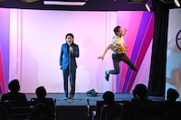 ライブの合間、歌とダンスで会場を盛り上げるフランツ。