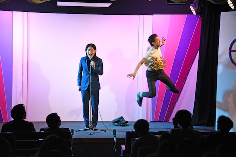 ライブの合間、歌とダンスで会場を盛り上げるフランツ。