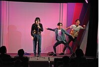 歌とダンスで会場を盛り上げるフランツに乱入する宮本勇気。