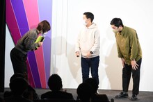 児島気奈代表に優勝報告をするウエストランド。