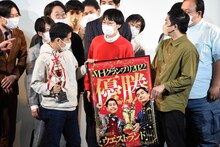 ウエストランドと対面するさんだる堀内（中央）。