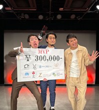 昨年の優勝者はオーパスツー。左からオーパスツーの大ちゃん、しんじょう、ますだおかだ岡田。