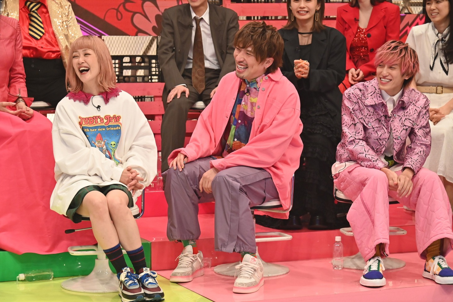MCの（手前左から）松嶋尚美とEXIT。(c)フジテレビ