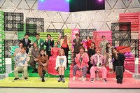左から「オーバー35チーム」と「アンダー35チーム」。(c)フジテレビ