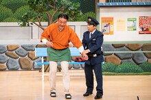 （左から）たむらけんじ、ナインティナイン岡村。(c)ABCテレビ