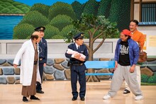 「新春！オールよしもと初笑いスペシャル」で展開される「岡村隆史の花の駐在さん」のワンシーン。(c)ABCテレビ