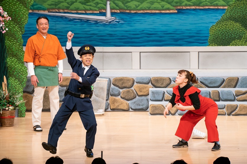 ナインティナイン岡村と森田まりこの「サルVSゴリラ」。(c)ABCテレビ