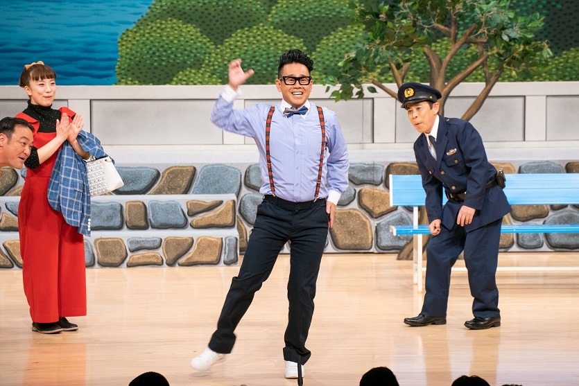 宮川大輔（中央）のダンスシーン。(c)ABCテレビ
