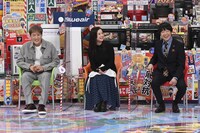 「家電芸人」MC側の（左から）千原ジュニア、吉高由里子、蛍原徹。(c)テレビ朝日