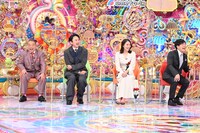 「アメトーーク大賞」MC側の（左から）出川哲朗、有吉弘行、広瀬アリス、蛍原徹。(c)テレビ朝日