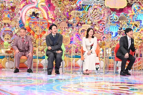 「アメトーーク大賞」MC側の（左から）出川哲朗、有吉弘行、広瀬アリス、蛍原徹。(c)テレビ朝日