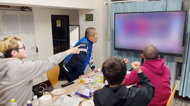 ウエストランドに3票入り、画面に釘付けになる飯塚大悟とラブレターズ塚本、ゾフィー上田、おせつときょうた・きょうた。