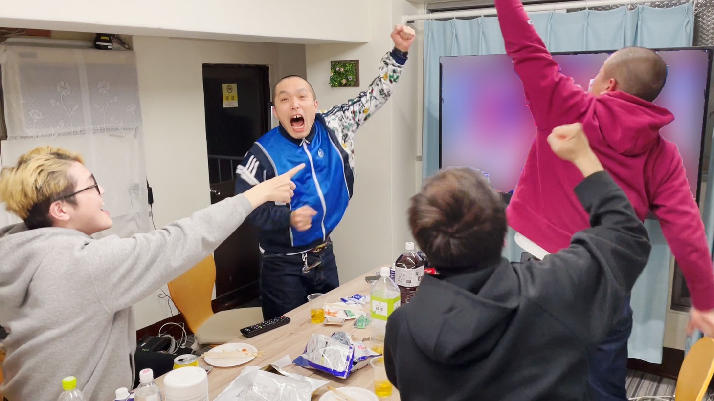 ウエストランドの優勝が決まり大喜びする飯塚大悟とラブレターズ塚本、ゾフィー上田、おせつときょうた・きょうた。