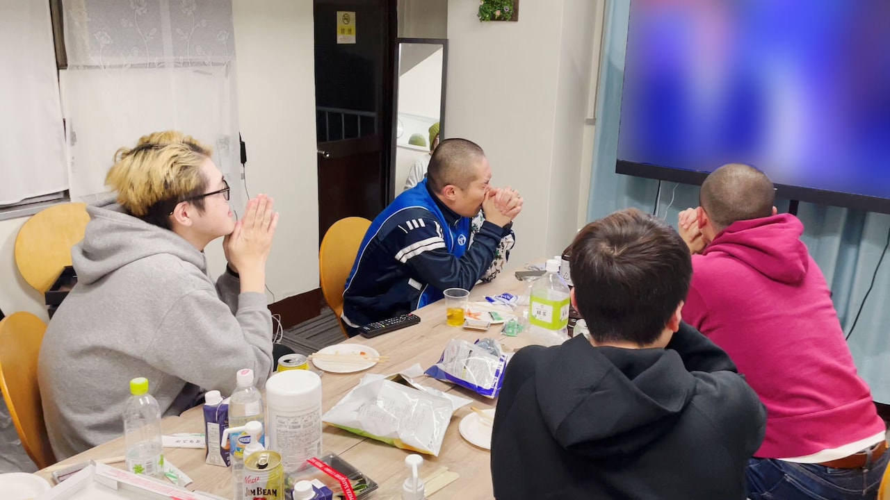 最終決戦の行方を祈るように見つめる飯塚大悟とラブレターズ塚本、ゾフィー上田、おせつときょうた・きょうた。