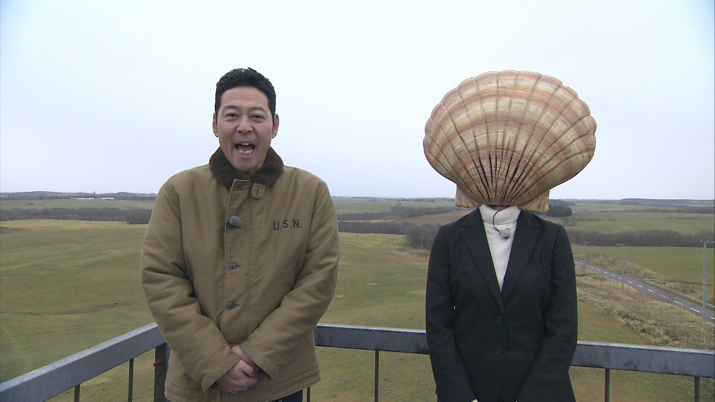 「東野幸治は移住したい」に出演する東野幸治と、東野を案内する“おせっ貝D”（右）。(c)ABCテレビ