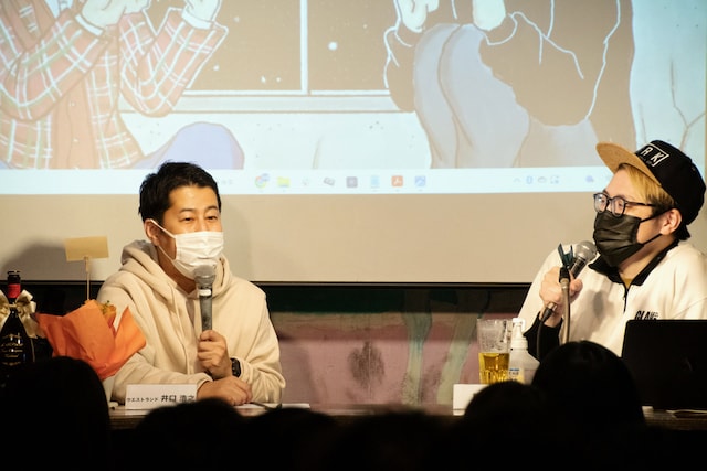 「ライブ!!今月のお笑い」の様子。左からウエストランド井口、飯塚大悟。