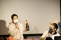 2本目の名前入りビールを贈られるウエストランド井口。