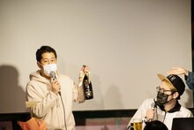 2本目の名前入りビールを贈られるウエストランド井口。