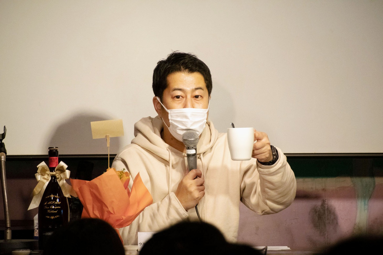 喉の調子が悪かったので、会場特製はちみつレモンで乾杯するウエストランド井口。