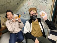 開演前のウエストランド井口（左）と飯塚大悟（右）。「今月のお笑い」清野とおるイラスト入りどら焼きを差し入れしたものの、井口はあんこが苦手だった。