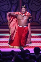 「出演者斉唱」を担当したロバート秋山。