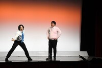 客席に人気の動きを繰り返すマヂカルラブリー・野田クリスタル（左）。