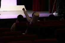 モダンタイムス川崎と一緒に歌う客席の芸人たち。