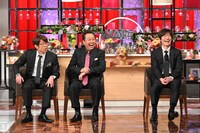 左からさまぁ～ず、内村光良。