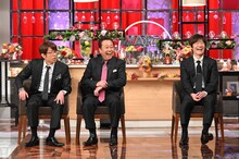 左からさまぁ～ず、内村光良。