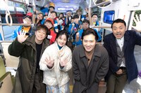 「おもてなしプレゼン合戦 芸人アテンダーバス」に出演する（前列左から）陣内智則、松本若菜、尾上松也、アンガールズ田中と、アテンダー芸人たち（後方）。(c)TBS