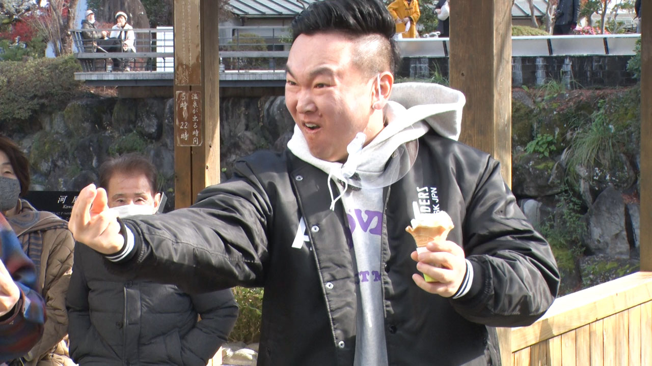 わさびソフトクリームを味わうかまいたち山内。