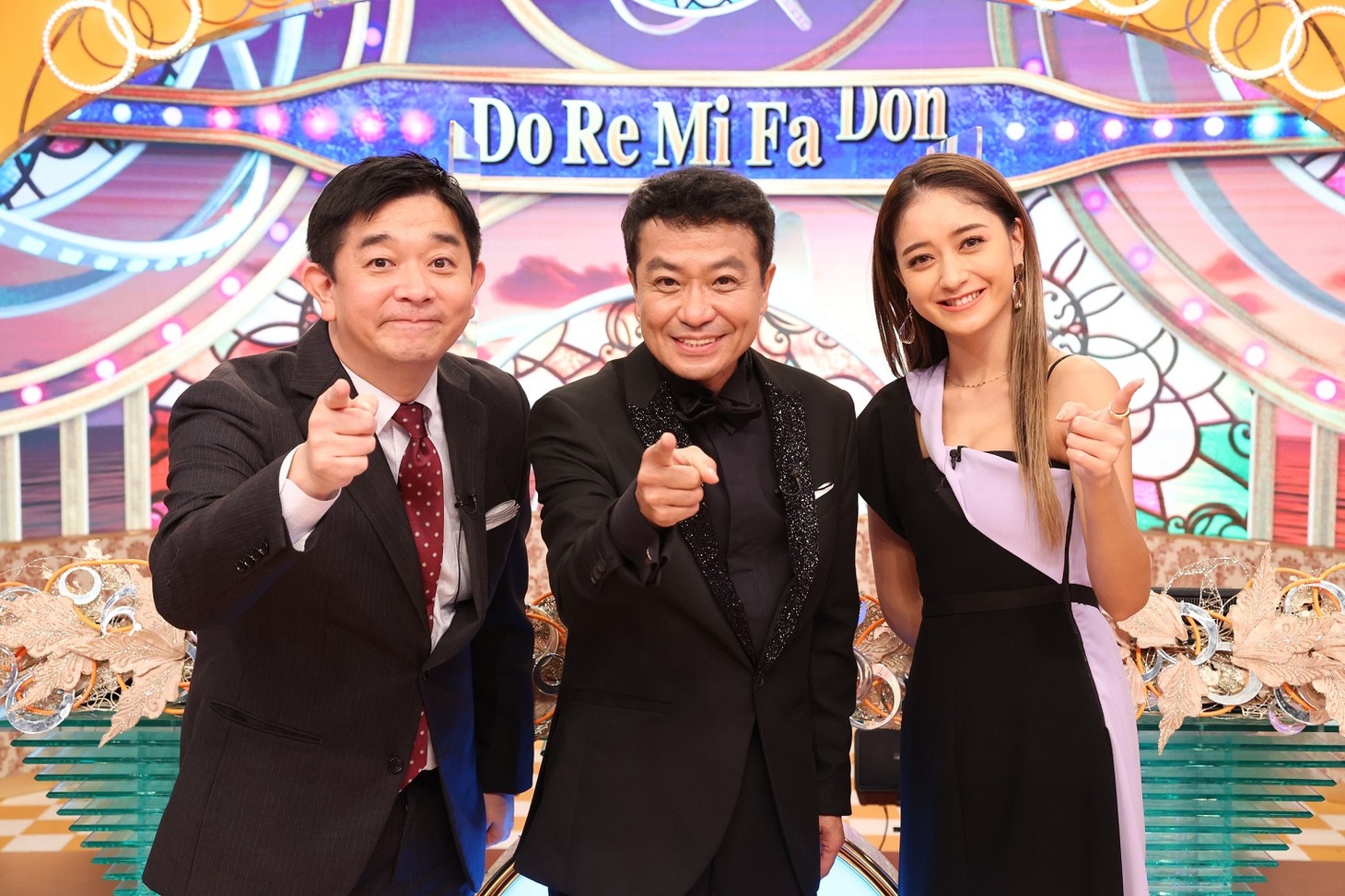 「クイズ！ドレミファドン」MCの中山秀征（中央）と進行の伊藤利尋アナ（左）、みちょぱ（右）。(c)フジテレビ