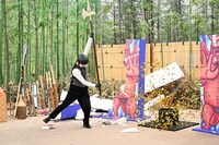 スタジオ内を破壊する有吉弘行。(c)テレビ朝日