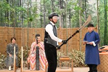 有吉弘行（中央）と、後列左から、久保田直子アナ、マツコ・デラックス、ずん飯尾。 (c)テレビ朝日