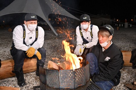 左から、オードリー春日、加藤シゲアキ、小山慶一郎。(c)TBS