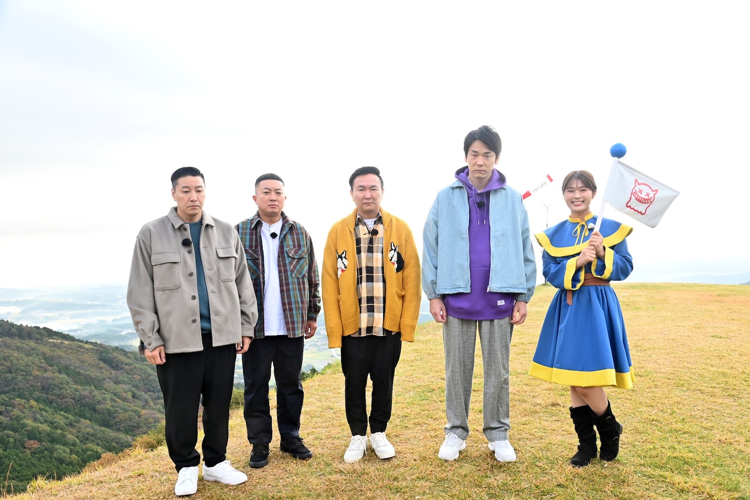 「イタズラジャーニー新春2時間SP」に出演する（左から）チョコレートプラネット、かまいたち、渋谷凪咲。(c)フジテレビ